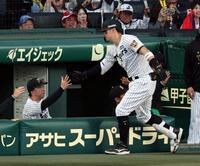 １回、２ランを放った佐藤輝を迎える藤川監督（左）＝撮影・山口登
