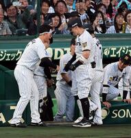 １回、佐藤輝（右）は２ランを放ち森下に迎えられる（撮影・山口登）