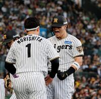 ２回、２ランを放ちベンチ前で森下とほえる佐藤輝（右）＝撮影・西田忠信