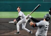 １回、ダルベック（手前）に３ランを許すルーカス（撮影・田中太一）