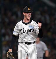 ３回、増田陸を併殺に仕留めガッツポーズするルーカス（撮影・西田忠信）