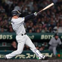 ４回、左前打を放つ森下（撮影・西田忠信）