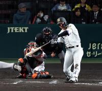 ８回、左中間に二塁打を放つ森下（捕手　岸田）