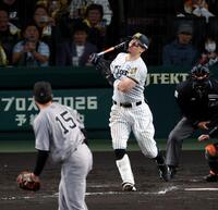 ８回、空振り三振に倒れる佐藤輝（投手　大勢）＝撮影・山口登