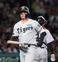 ５回、空振り三振に倒れた森下（撮影・西田忠信）