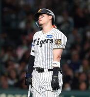 ８回、空振り三振に倒れた佐藤輝（撮影・西田忠信）