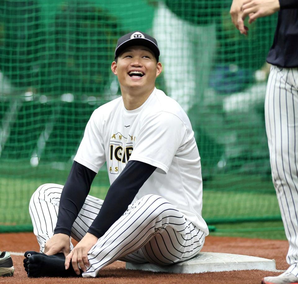 　練習前、笑顔を見せる森下（撮影・田中太一）