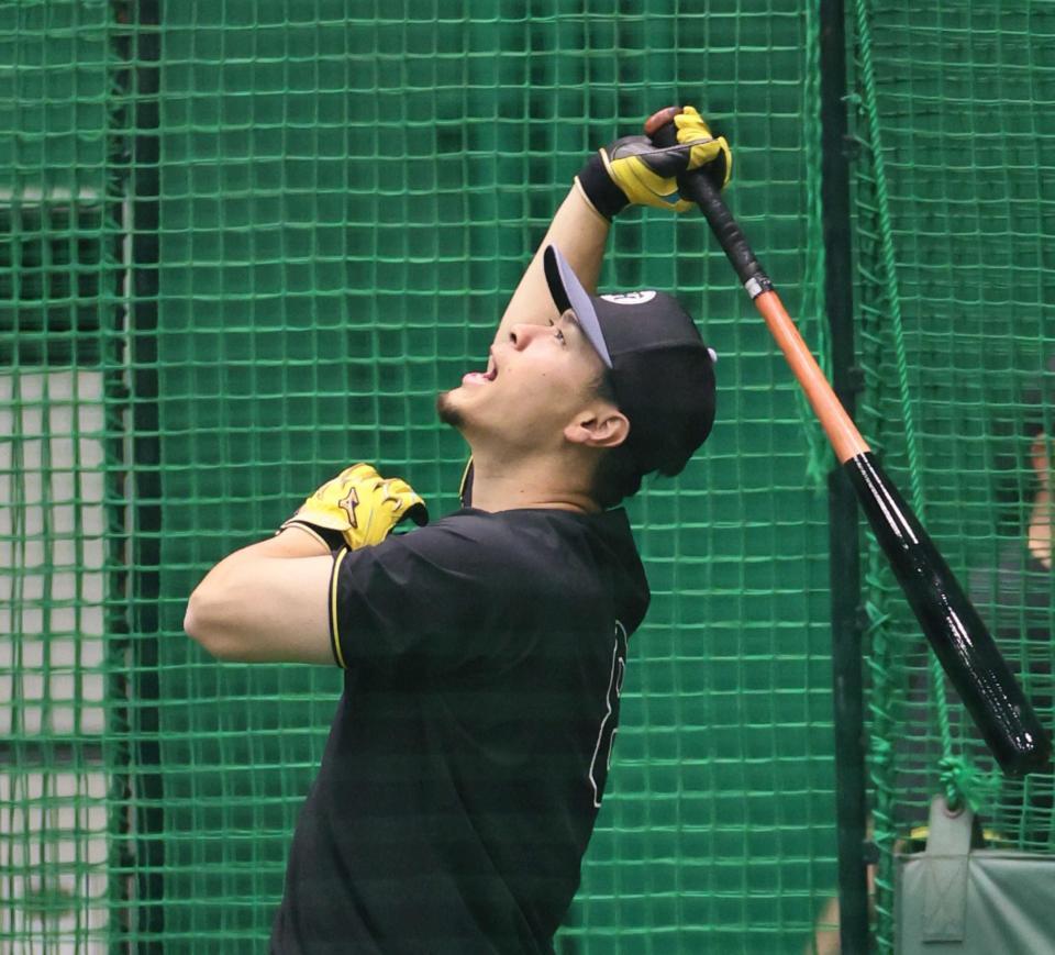 　打撃練習する佐藤輝（撮影・田中太一）