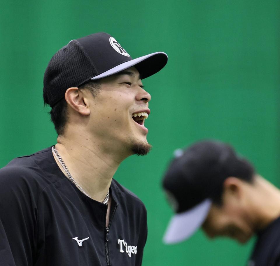 ハツラツと練習をする佐藤輝（撮影・田中太一）