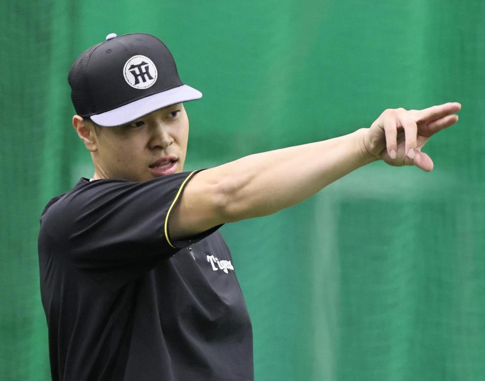 ハツラツと練習をする佐藤輝（撮影・田中太一）