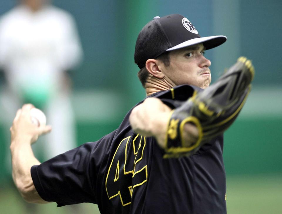 　キャッチボールで調整するルーカス（撮影・田中太一）