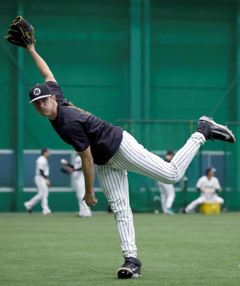 キャッチボールで調整するルーカス（撮影・西田忠信）