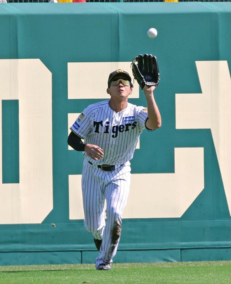 ６回表、打球を処理する立石（撮影・立川洋一郎）