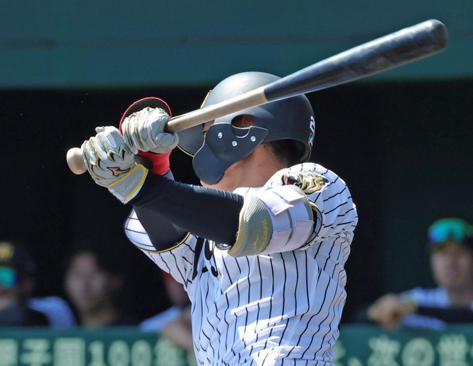 ２回、中前打を放つ谷端（撮影・立川洋一郎）