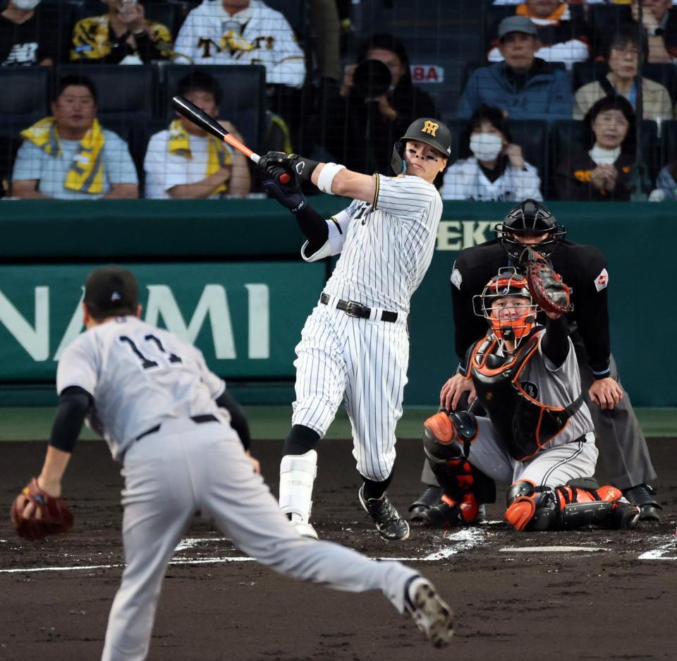 １回、中越えに２ランを放つ佐藤輝（投手　田中将、捕手　岸田）＝撮影・山口登