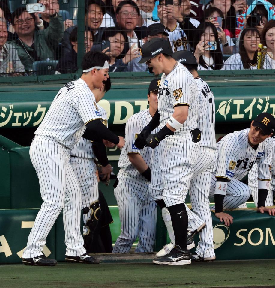 １回、佐藤輝（右）は２ランを放ち森下に迎えられる（撮影・山口登）