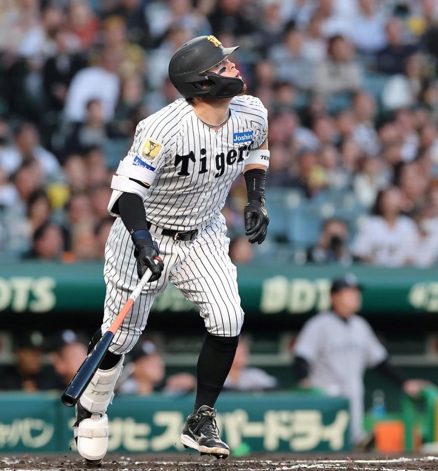 ２回、２ランを放つ佐藤輝（撮影・西田忠信）