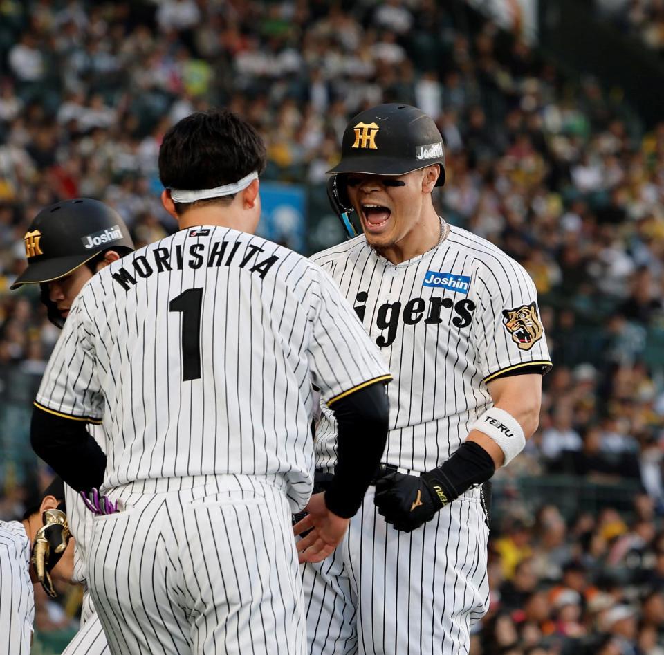 ２回、２ランを放ちベンチ前で森下とほえる佐藤輝（右）＝撮影・西田忠信