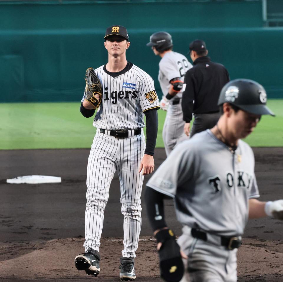 １回、ダルベック（奥）に３ランを許すルーカス（撮影・田中太一）