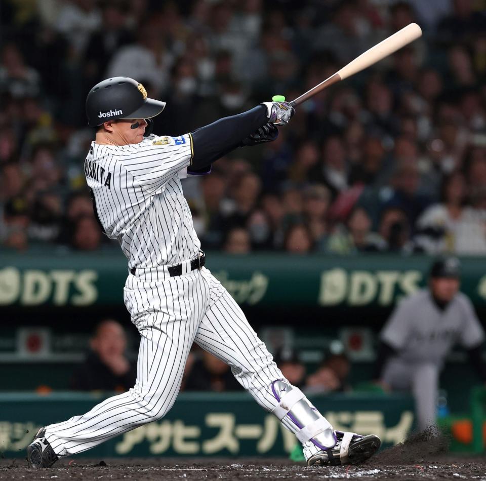 ４回、左前打を放つ森下（撮影・西田忠信）