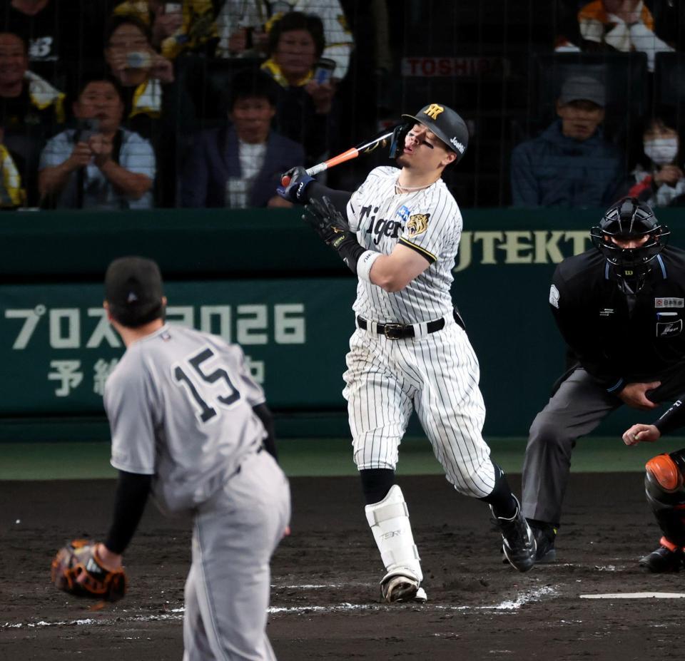 ８回、空振り三振に倒れる佐藤輝（投手　大勢）＝撮影・山口登