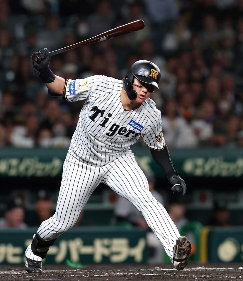 ８回、空振り三振に倒れる前川（撮影・西田忠信）