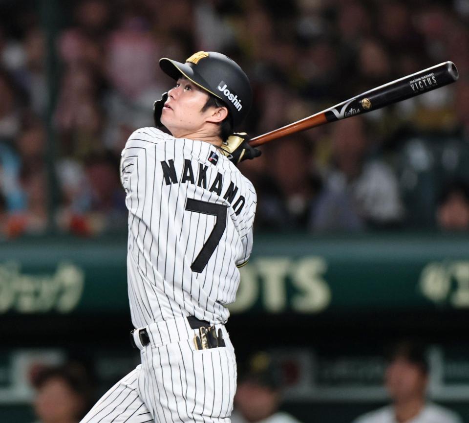 ５回、左犠飛を放つ中野（撮影・田中太一）