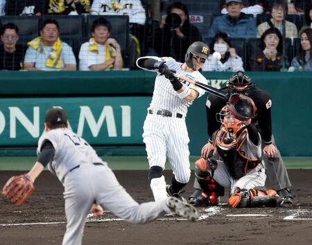 　１回、２ランを放つ佐藤輝。投手田中将（撮影・山口登）