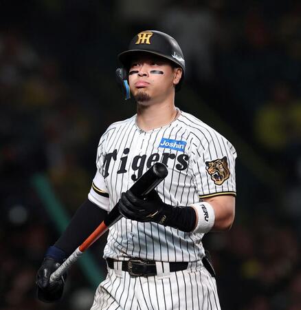 ８回、空振り三振に倒れた佐藤輝（撮影・西田忠信）