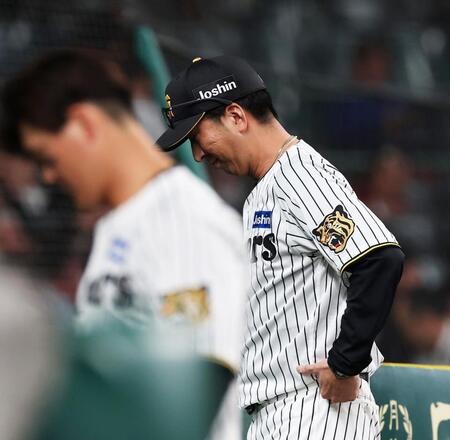８回、選手交代を告げベンチに戻る藤川監督（右）＝撮影・西田忠信
