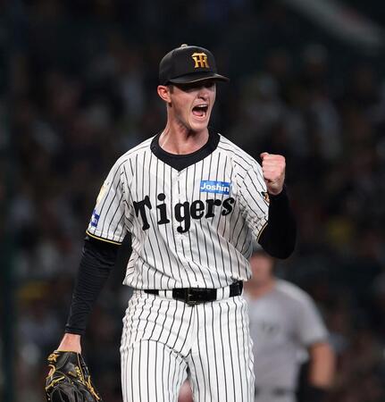 ３回、増田陸を併殺に仕留めガッツポーズするルーカス（撮影・西田忠信）