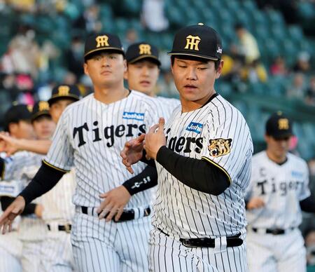 ベンチ前でアップをする嶋村（撮影・西田忠信）