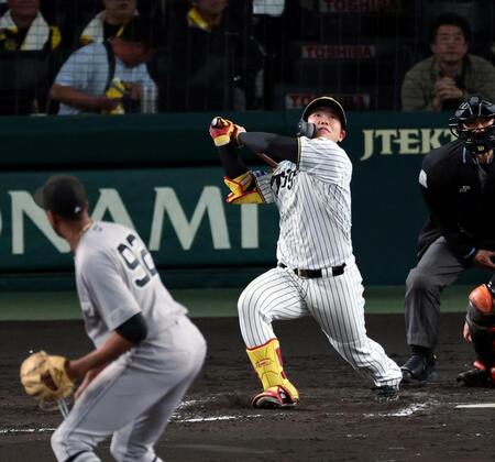 ９回、嶋村は左飛に倒れる（投手　マルティネス）＝撮影・山口登