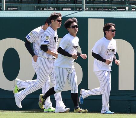 外野を走る村上（右）ら先発投手陣（撮影・西田忠信）