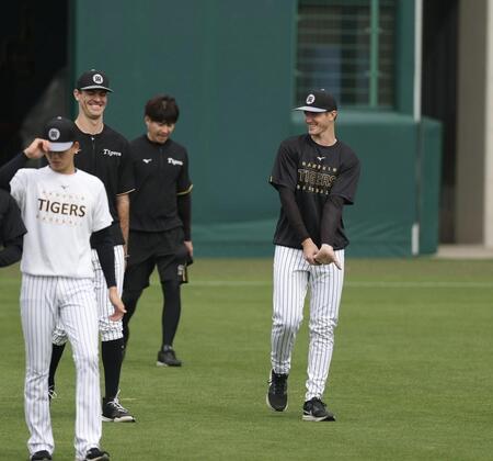 ２軍に合流したルーカス（右）＝撮影・中田匡峻