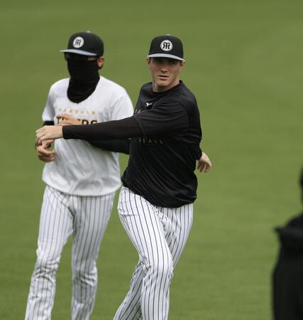 ２軍に合流したルーカス。左は西勇（撮影・中田匡峻）