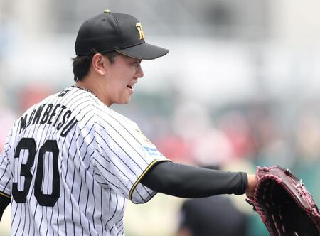 １回を投げ終え、ベンチ前で笑顔を見せる門別（撮影・中田匡峻）