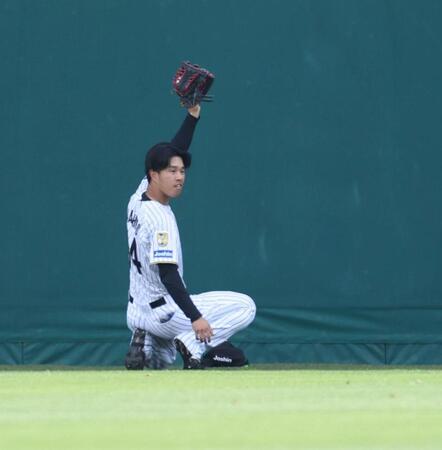 ２回、堂林の打球を好捕する中堅手の岡城（撮影・中田匡峻）