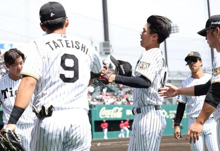 ２回、堂林の打球を好捕し、門別（左奥）、立石（９）らに迎えられる中堅手の岡城（撮影・中田匡峻）