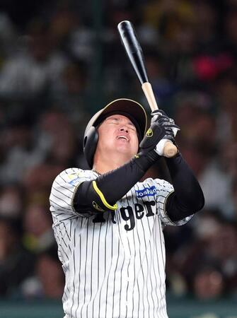 ４回、空振り三振に倒れ悔しがる村上（撮影・山口登）