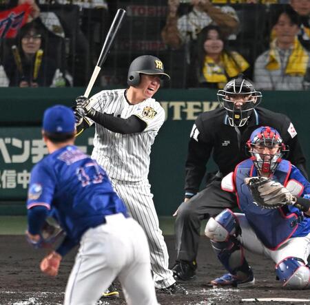 ４回の好機に空振り三振に倒れる村上（撮影・飯室逸平）