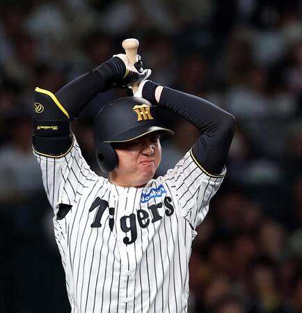 ４回、空振り三振に倒れた村上（撮影・西田忠信）