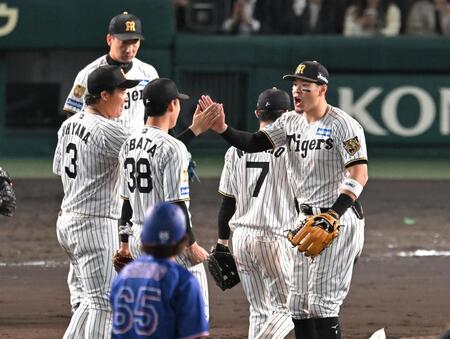 勝利のハイタッチを交わす佐藤輝（右）と大山（撮影・飯室逸平）