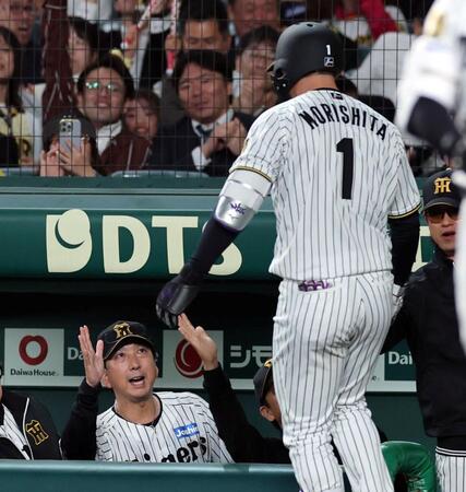 ７回、勝ち越しソロを放った森下を迎える藤川監督（左）＝撮影・山口登