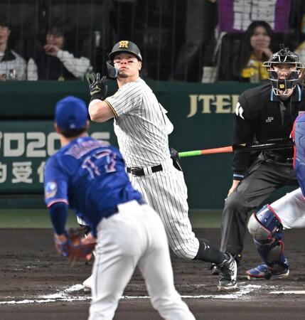 ６回、三塁打を放つ佐藤輝（撮影・飯室逸平）