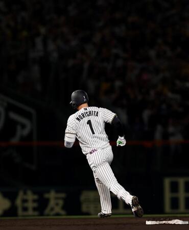 ７回、勝ち越しソロを放ち二塁を回る森下（撮影・西田忠信）