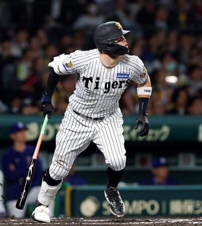 ６回、三塁打を放つ佐藤輝（撮影・西田忠信）