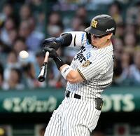 １回、２ランを放つ佐藤輝（撮影・田中太一）