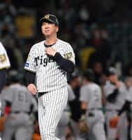 個人に連敗し、厳しい表情で引き揚げる藤川監督（撮影・西田忠信）