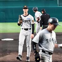 　１回、ダルベック（奥）に３ランを許したルーカス（撮影・田中太一）